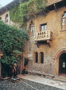 Verona. Giulietta. Her house and balcony / Casa di Giulietta / Верона. Джульетта и ее балкон
