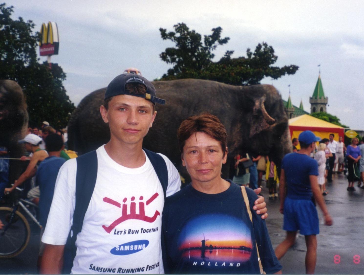 Ялта. Вова, Мама и Слон
