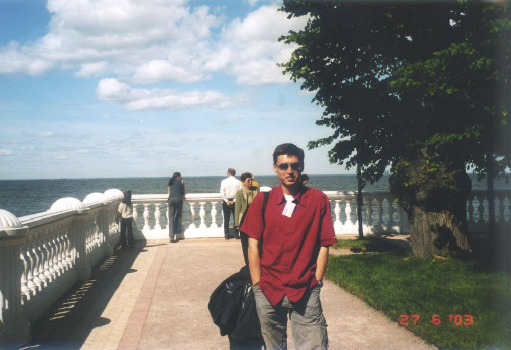 Peterhof (Petrodvorets). Park, embankment, Finish gulf (Finskiy zaliv). And me (Alex Andrianov). 27 June 2003.