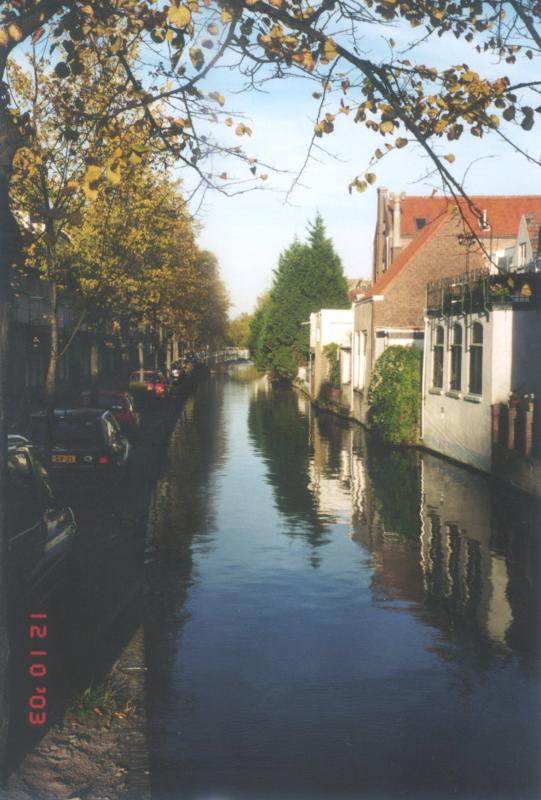 Delft. Kantoorgracht. Channel. Autumn. 12.10.2003.
